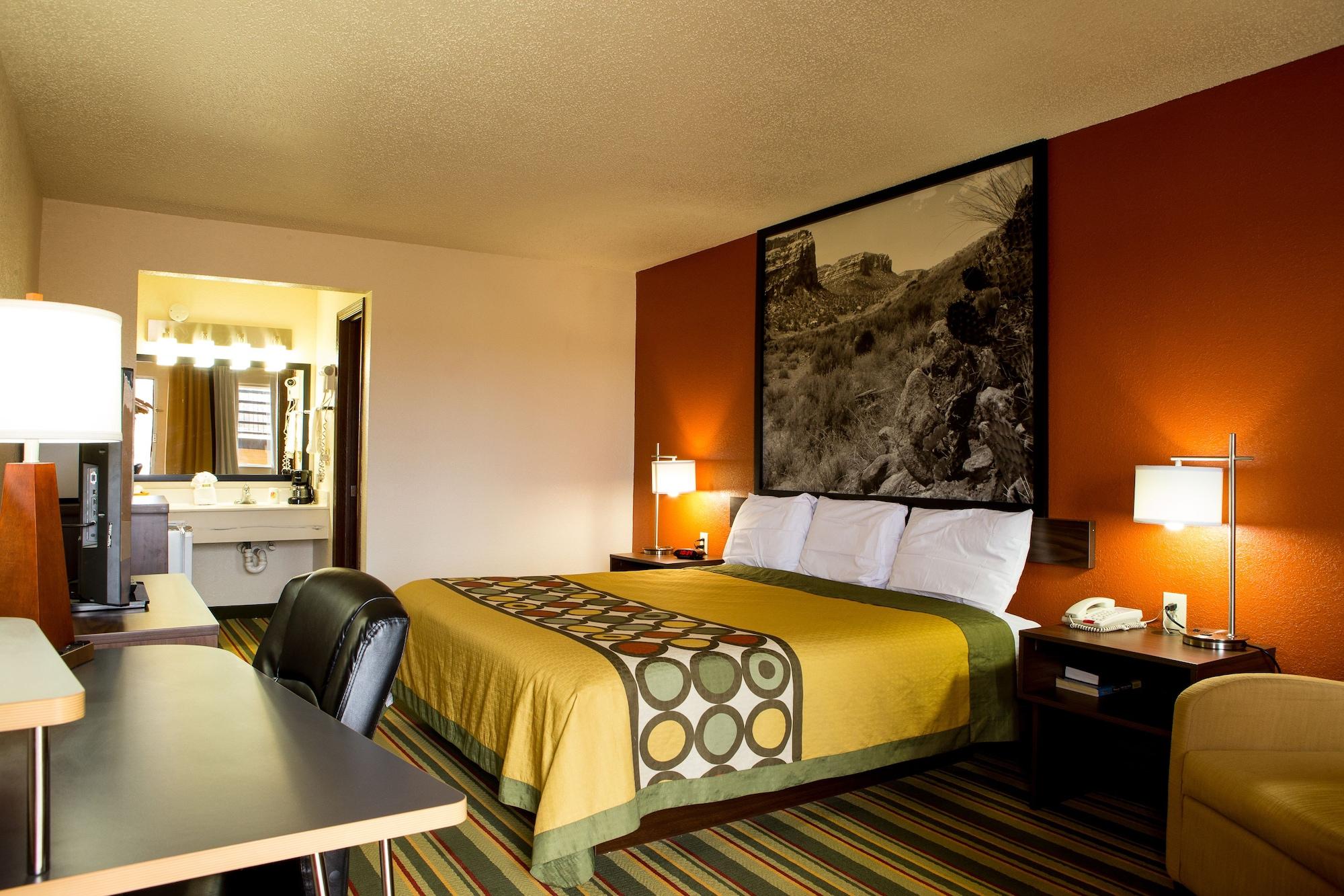 Super 8 By Wyndham Woodward Otel Dış mekan fotoğraf