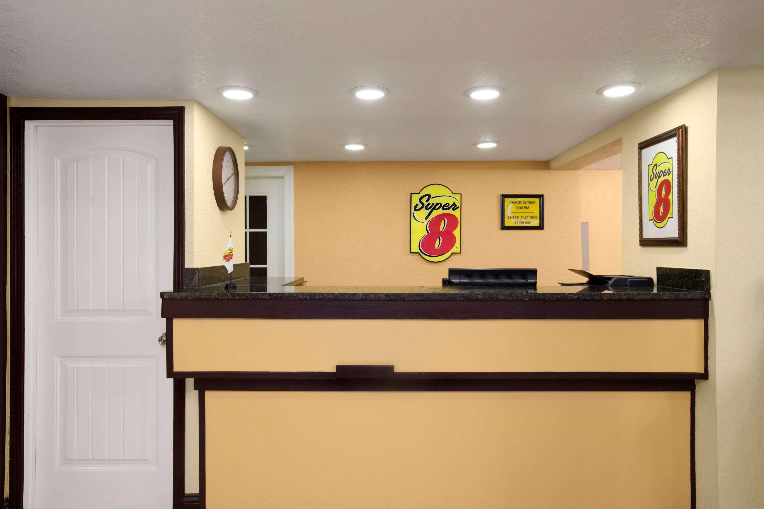 Super 8 By Wyndham Woodward Otel Dış mekan fotoğraf