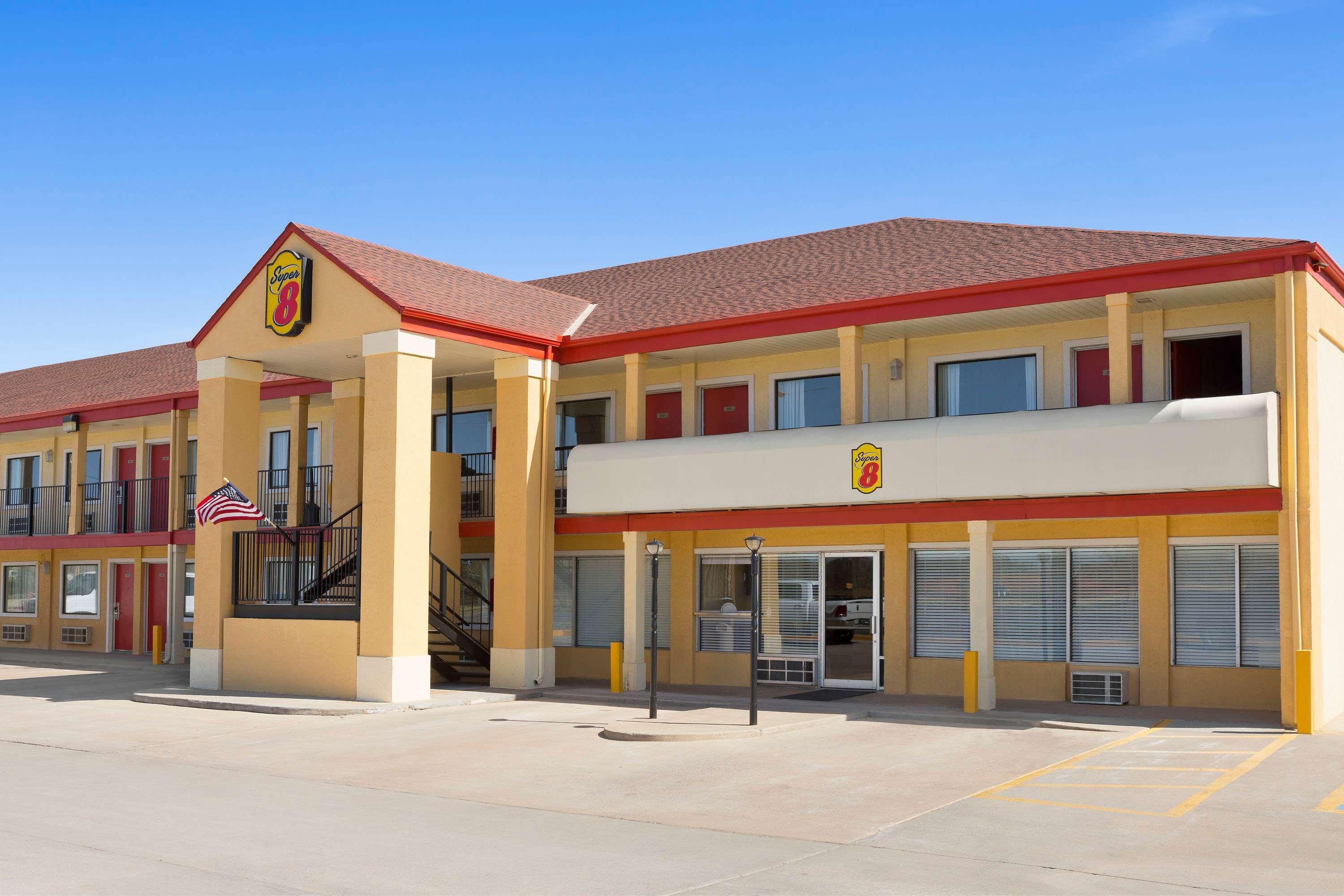Super 8 By Wyndham Woodward Otel Dış mekan fotoğraf